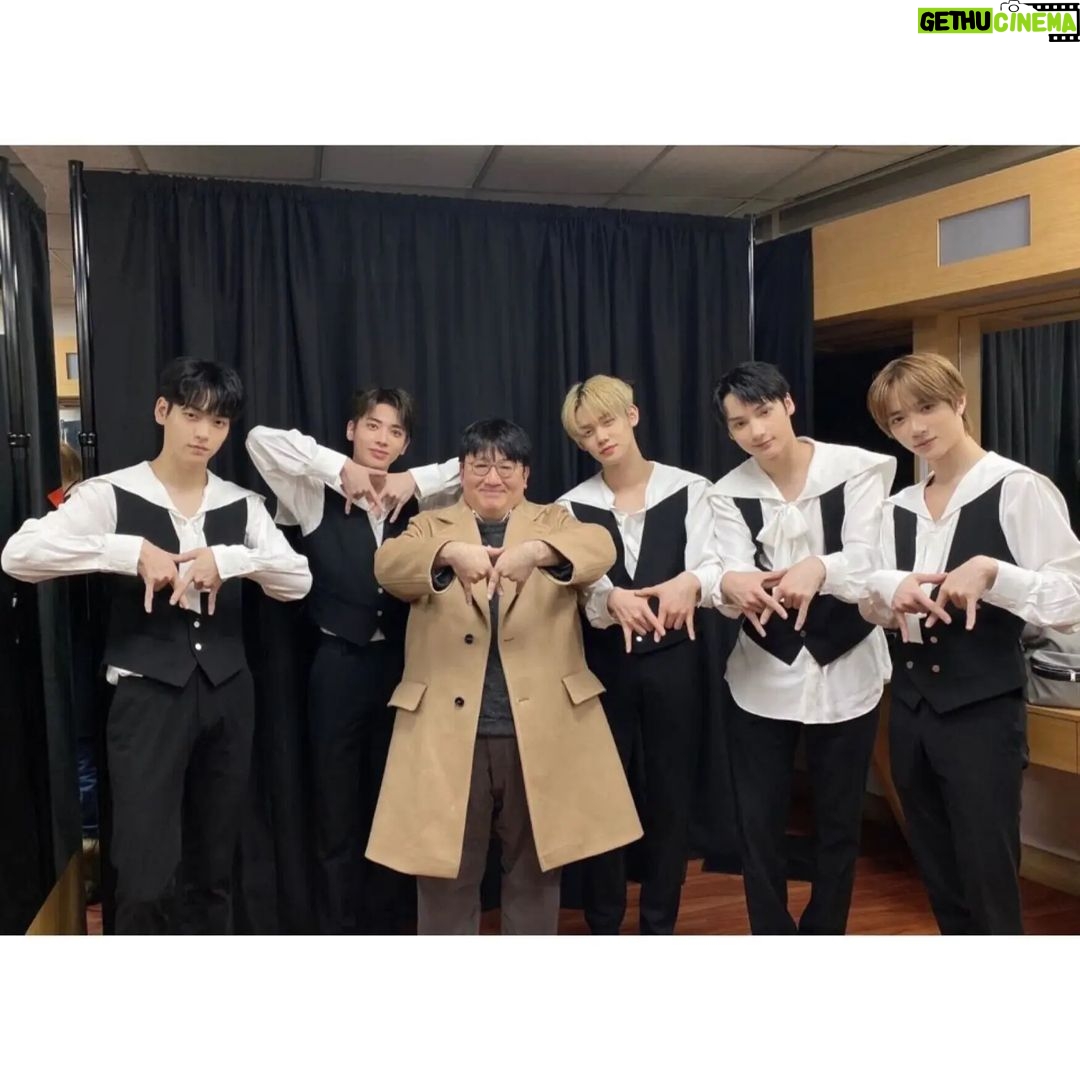 Bang Si-hyuk - 0.9 Million Likes - With @txt_bighit #moa_x_together