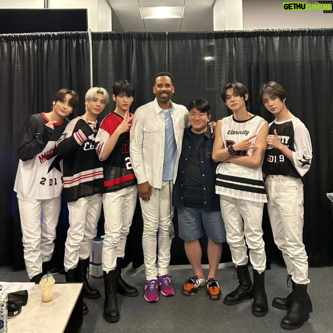Bang Si-hyuk - 1 Million Likes - With @txt_bighit Congrats on your fist stadium concert! Proud of you. Thank you for coming! @mavcarter & @mschf #actsweetmirage #bighitmusic #HYBE