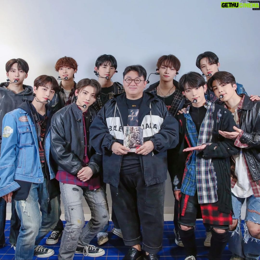 Bang Si-hyuk - 834.9K Likes - With @andteam_official #andteam_デビューおめでとう #debutshowcase #20221208 #hybelabelsjapan #HYBE
