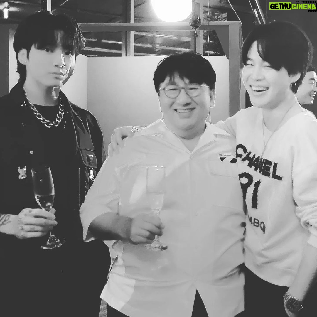 Bang Si-hyuk - 2 Million Likes - Proud of you, my bro @uarmyhope With @bts.bighitofficial @gaekogeem @pdogg428 @supremeboi_kor #HYBE #bighitmusic #hybe19thfloor #streamingparty