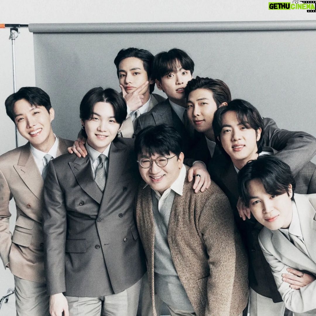 Bang Si-hyuk - 1.6 Million Likes - With @bts.bighitofficial #가족사진 #100mostinfluentialcompanies #HYBE