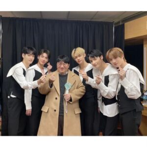 Bang Si-hyuk Instagram - With @txt_bighit #moa_x_together