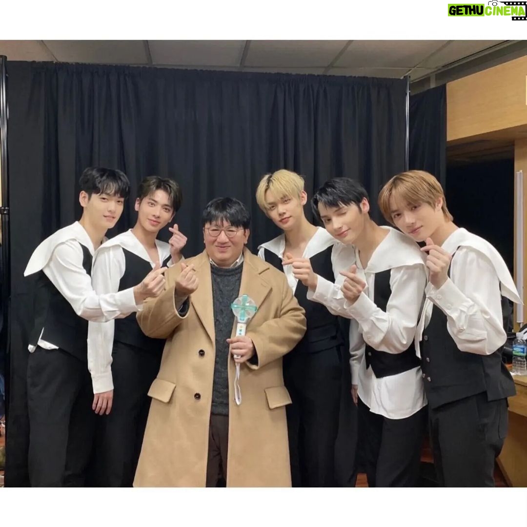 Bang Si-hyuk - 0.9 Million Likes - With @txt_bighit #moa_x_together