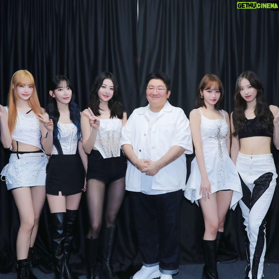 Bang Si-hyuk - 636.8K Likes - With @le_sserafim Congratulations on 1st tour! #flamerises #sourcemusic #HYBE