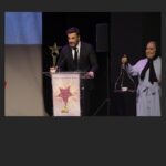 Barış Kılıç Instagram - Aynı sahnede olmak, ne mutlu 🙏 “Türk Sinemasını Geçmişten Geleceğe Taşıyanlar Ödülü “ Sonsuz teşekkürler ! @tckulturturizm @sine_ged AKM Kültür Merkezi