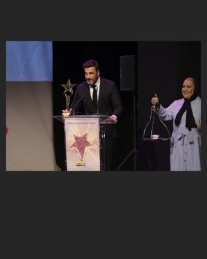 Barış Kılıç Instagram - Aynı sahnede olmak, ne mutlu 🙏 “Türk Sinemasını Geçmişten Geleceğe Taşıyanlar Ödülü “ Sonsuz teşekkürler ! @tckulturturizm @sine_ged