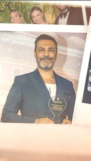 Barış Kılıç Instagram - Hola Paises latinoamericanos ! Gracias por considerarme digno de este premio.Me gustaria agradecer a mi equipo por prepararme para esta noche.  Hello Latin American Countries !  I would like to thank the people who organised this event and invited me to accept this reward. 
Special thanks to ; @globalagency  Styling Mina & Burcu @816styling  Dresses  Dear Emre @emreerdemoglu  Dear  Niyazi @niyazierdogan  Jewellery @beegoddessjewellery  Accesorries  @saltiletisim