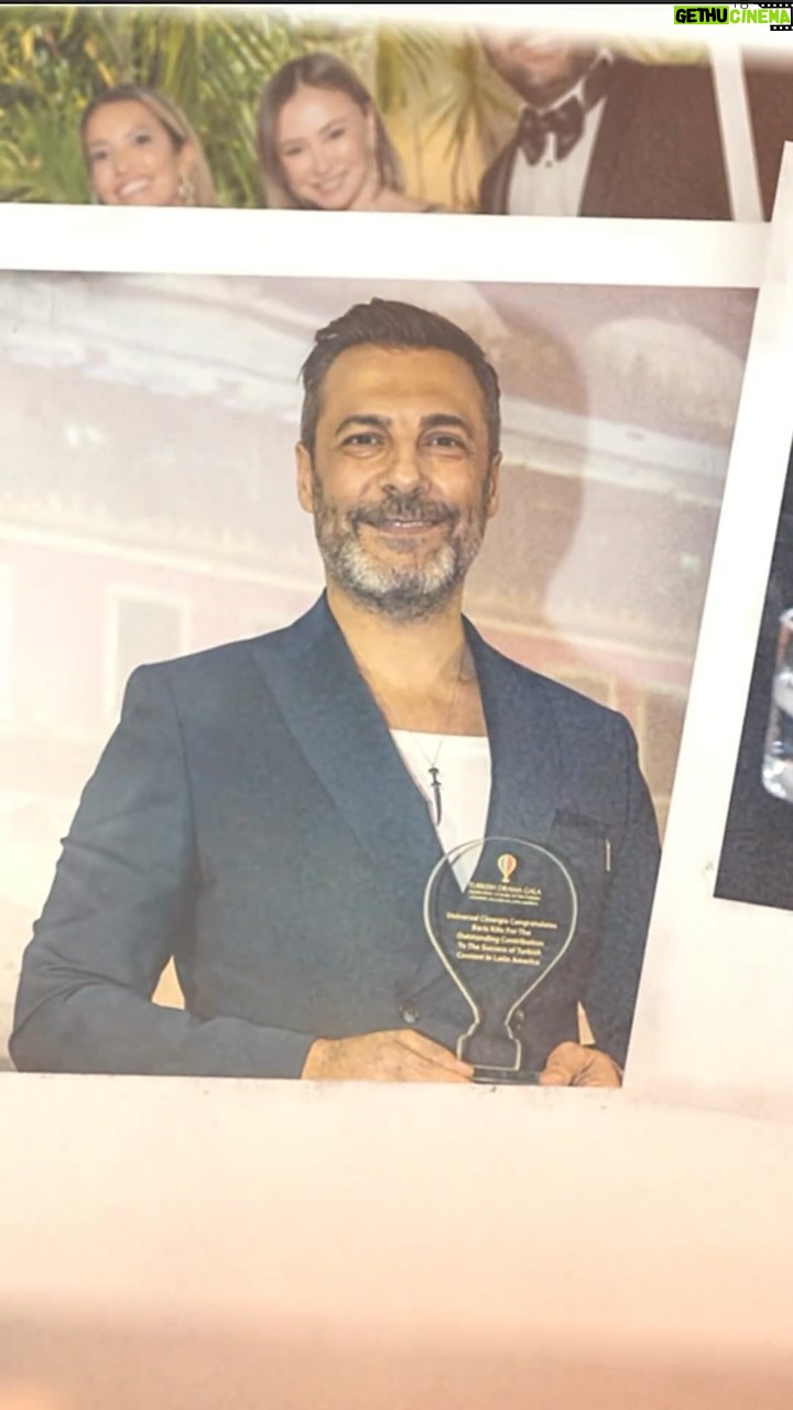 Barış Kılıç - 24.3K Likes - Hola Paises latinoamericanos ! Gracias por considerarme digno de este premio.Me gustaria agradecer a mi equipo por prepararme para esta noche. Hello Latin American Countries ! I would like to thank the people who organised this event and invited me to accept this reward.
Special thanks to ; @globalagency Styling Mina & Burcu @816styling Dresses Dear Emre @emreerdemoglu Dear Niyazi @niyazierdogan Jewellery @beegoddessjewellery Accesorries @saltiletisim