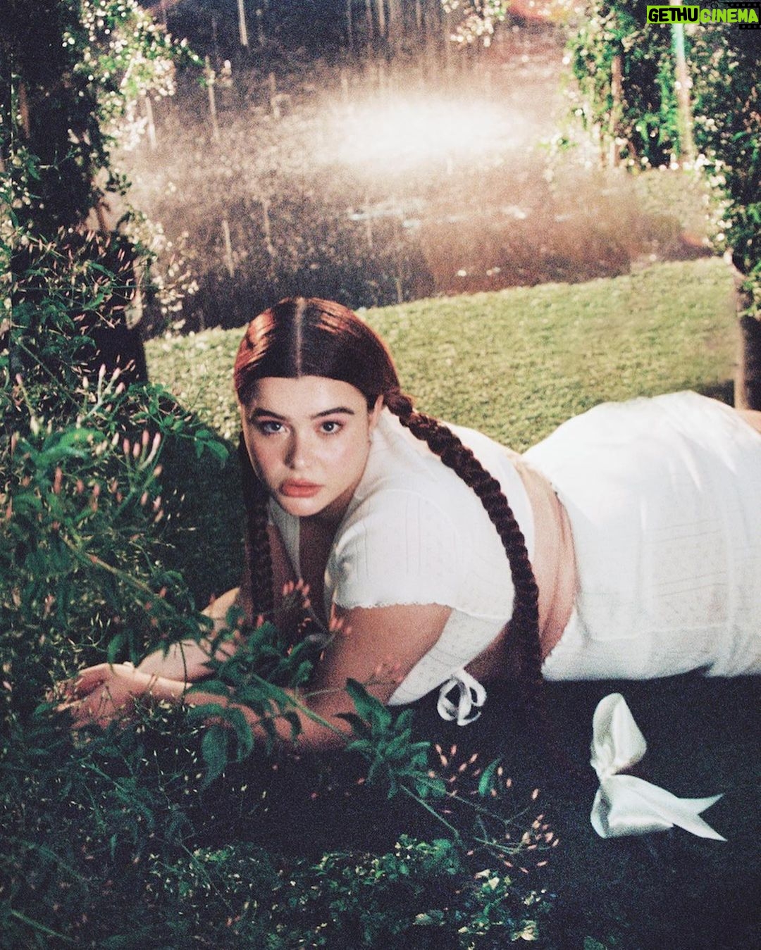 Barbie Ferreira Instagram - @esmagazine cover by angels @petrafcollins @chrishoran20 @kalikennedy @sylvia_wheeler 🦢