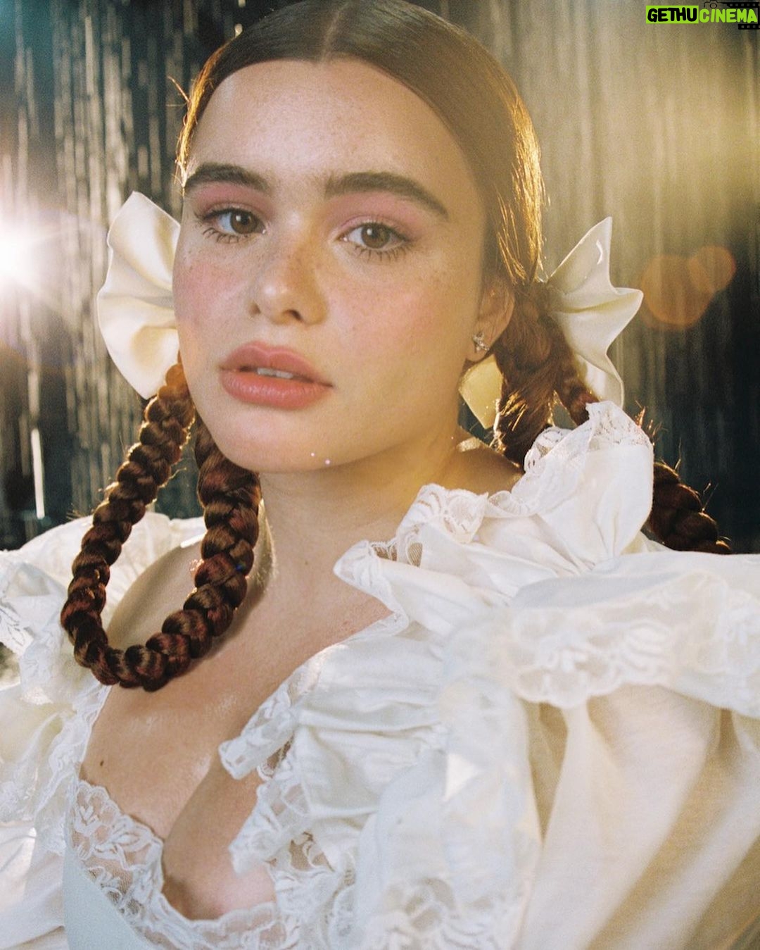 Barbie Ferreira - 1.1 Million Likes - @esmagazine cover with my angels @petrafcollins @chrishoran20 @kalikennedy @sylvia_wheeler 🦢