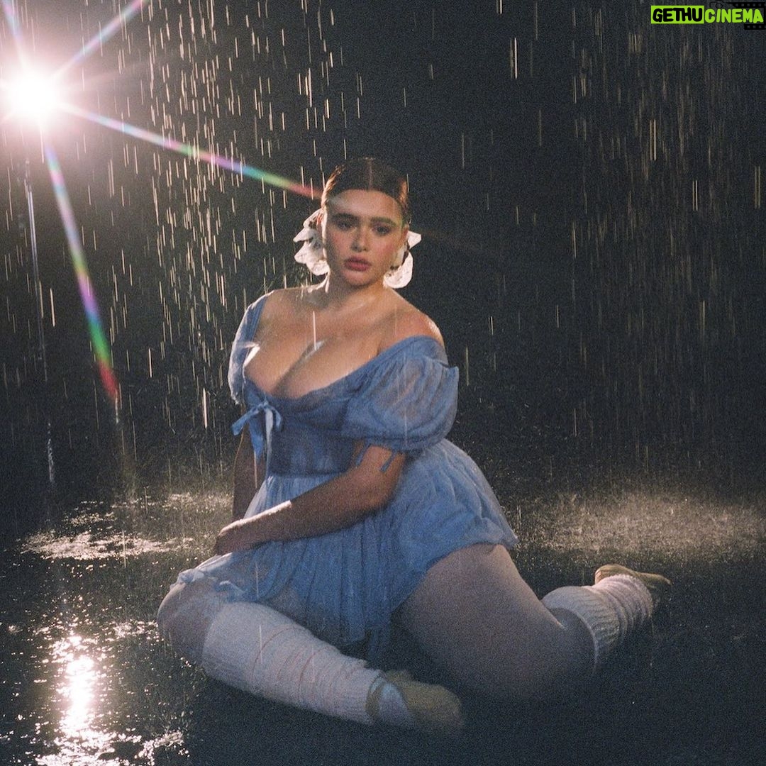Barbie Ferreira - 1.7 Million Likes - @esmagazine cover with my angels @petrafcollins @kalikennedy @sylvia_wheeler @chrishoran20 🦢