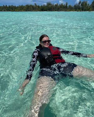 Barbie Ferreira Instagram - burnt cheeks in bora bora wow what a week 🤩