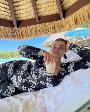 Barbie Ferreira Instagram - burnt cheeks in bora bora wow what a week 🤩