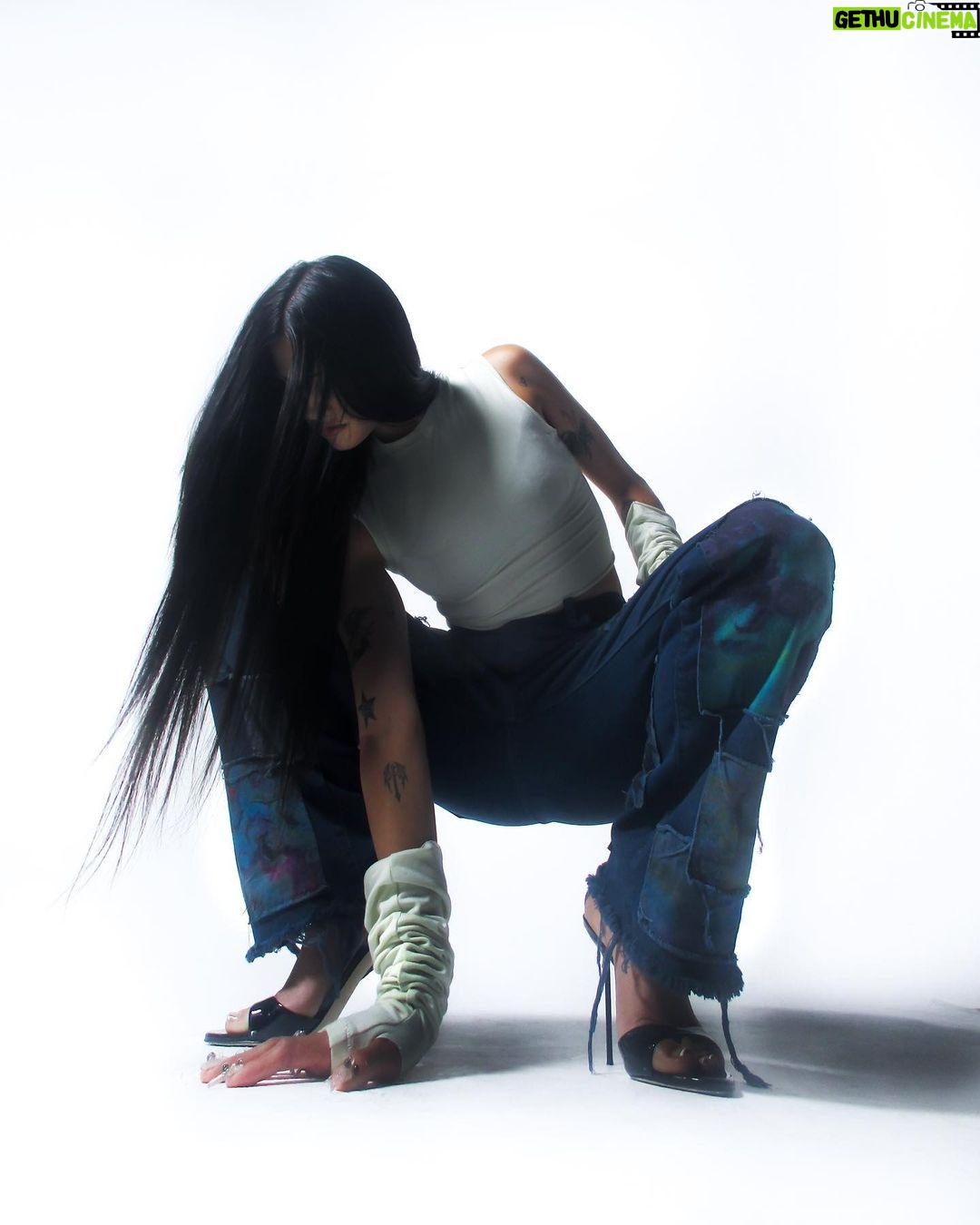 Barbie Ferreira Instagram - Ahhhh😈 my collab with @levis is finally out!! patchwork jeans in blue and green for the hotties. thank you so much to everyone involved this was truly a dream. link in bio to purchase 🫧 special thanks to @indiana420bitch @sweet_c0le @trueeee @gabbriette @memphy @chrishoran20 @kalikennedy @sojinails @kenpaves and everyone who helped make this happen 🥹