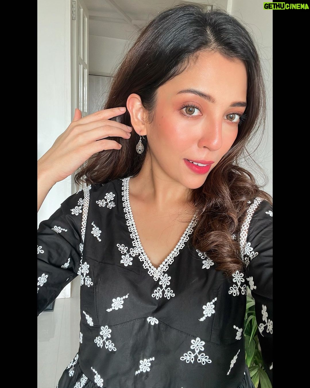 Barkha Singh Instagram - Lovelies, #Kajal or no Kajal? 👀 Who else struggles with this make up dilemma?? I’m forever confused, so here are some selfies for you guys to help! @shopmulmul @amaryllis_for_her 🖤 #indianwear #coordset #kurta #black