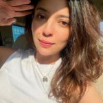 Barkha Singh Instagram - Damn Sun! ☀️ People stuck in traffic next to me would have been entertained by this little #Sunkissed #selfie sesh.. They’re welcome 💁🏻‍♀️ #MumbaiTraffic