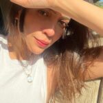 Barkha Singh Instagram - Damn Sun! ☀️ People stuck in traffic next to me would have been entertained by this little #Sunkissed #selfie sesh.. They’re welcome 💁🏻‍♀️ #MumbaiTraffic