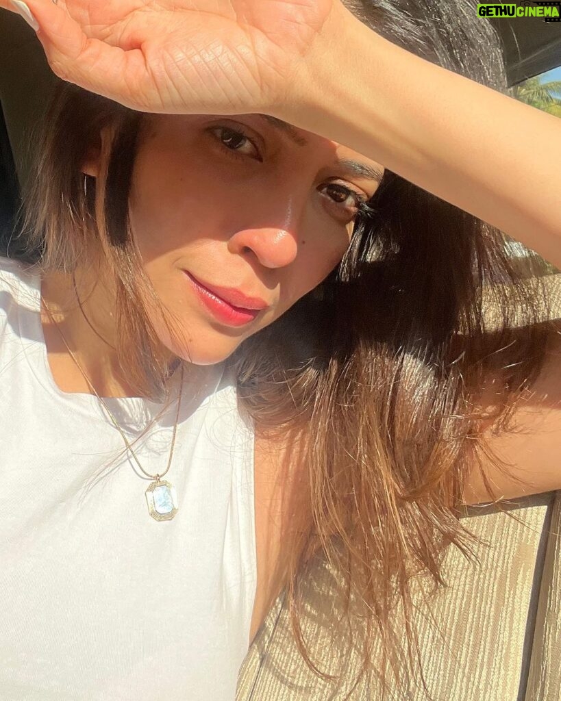 Barkha Singh Instagram - Damn Sun! ☀️ People stuck in traffic next to me would have been entertained by this little #Sunkissed #selfie sesh.. They’re welcome 💁🏻‍♀️ #MumbaiTraffic
