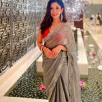 Barkha Singh Instagram - VERY VERY IMPORTANT message for you in the last photo ➡️ . I’m always finding excuses to wear a Saree and then that becomes a great excuse to click one too many photos. ✨ . . As you lovelies can see I’ve been digging metallic greys this month and this gorgggg saree is from @sabaahat ✨🤍 My darling @shwetaputhhran put this look together for me! 🤗 #sari #metallic #organzasaree #wedding #shaadi #indianweddings #sareelover #staystylish