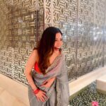 Barkha Singh Instagram - VERY VERY IMPORTANT message for you in the last photo ➡️ . I’m always finding excuses to wear a Saree and then that becomes a great excuse to click one too many photos. ✨ . . As you lovelies can see I’ve been digging metallic greys this month and this gorgggg saree is from @sabaahat ✨🤍 My darling @shwetaputhhran put this look together for me! 🤗 #sari #metallic #organzasaree #wedding #shaadi #indianweddings #sareelover #staystylish