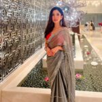 Barkha Singh Instagram - VERY VERY IMPORTANT message for you in the last photo ➡️ . I’m always finding excuses to wear a Saree and then that becomes a great excuse to click one too many photos. ✨ . . As you lovelies can see I’ve been digging metallic greys this month and this gorgggg saree is from @sabaahat ✨🤍 My darling @shwetaputhhran put this look together for me! 🤗 #sari #metallic #organzasaree #wedding #shaadi #indianweddings #sareelover #staystylish