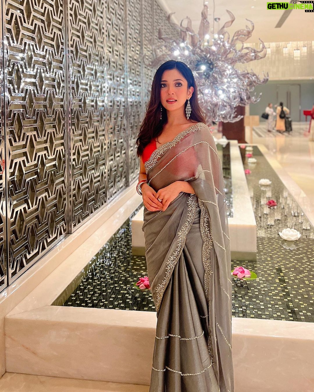 Barkha Singh Instagram - VERY VERY IMPORTANT message for you in the last photo ➡️ . I’m always finding excuses to wear a Saree and then that becomes a great excuse to click one too many photos. ✨ . . As you lovelies can see I’ve been digging metallic greys this month and this gorgggg saree is from @sabaahat ✨🤍 My darling @shwetaputhhran put this look together for me! 🤗 #sari #metallic #organzasaree #wedding #shaadi #indianweddings #sareelover #staystylish