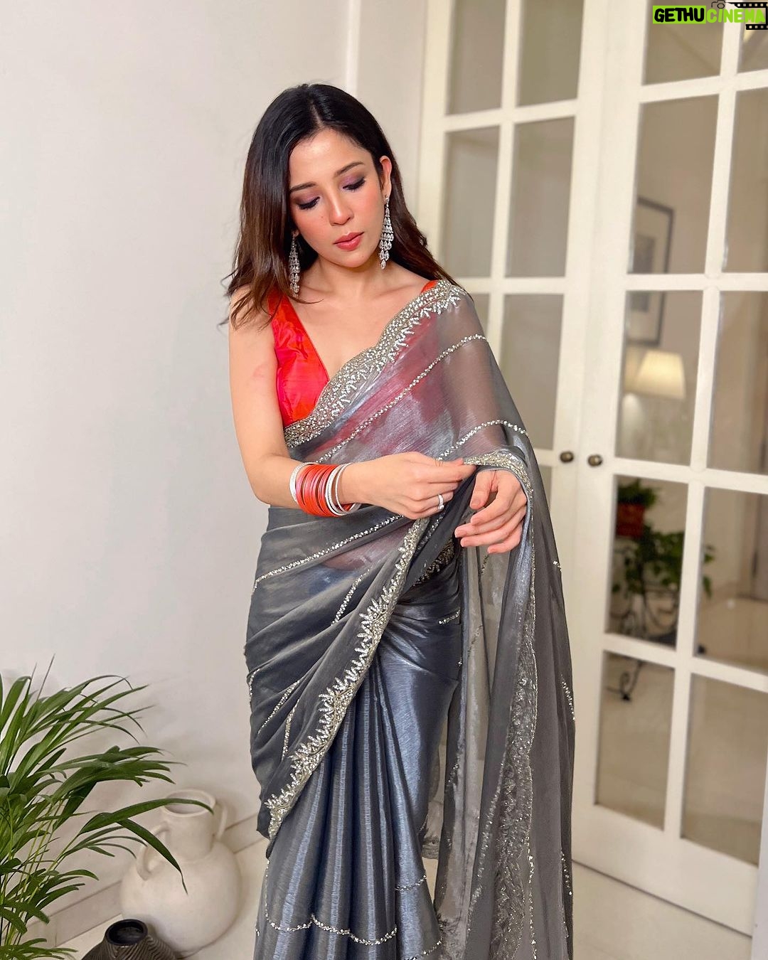 Barkha Singh Instagram - VERY VERY IMPORTANT message for you in the last photo ➡️ . I’m always finding excuses to wear a Saree and then that becomes a great excuse to click one too many photos. ✨ . . As you lovelies can see I’ve been digging metallic greys this month and this gorgggg saree is from @sabaahat ✨🤍 My darling @shwetaputhhran put this look together for me! 🤗 #sari #metallic #organzasaree #wedding #shaadi #indianweddings #sareelover #staystylish