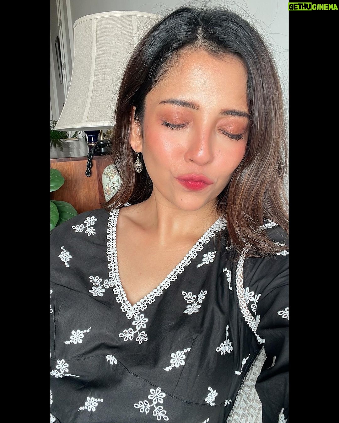 Barkha Singh Instagram - Lovelies, #Kajal or no Kajal? 👀 Who else struggles with this make up dilemma?? I’m forever confused, so here are some selfies for you guys to help! @shopmulmul @amaryllis_for_her 🖤 #indianwear #coordset #kurta #black