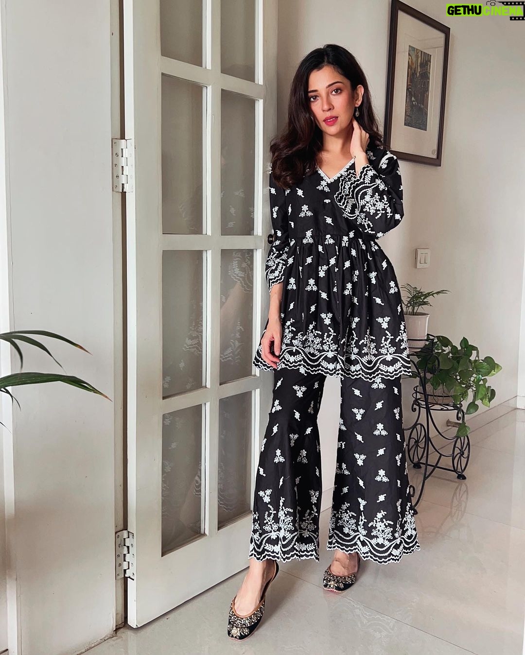 Barkha Singh Instagram - Lovelies, #Kajal or no Kajal? 👀 Who else struggles with this make up dilemma?? I’m forever confused, so here are some selfies for you guys to help! @shopmulmul @amaryllis_for_her 🖤 #indianwear #coordset #kurta #black