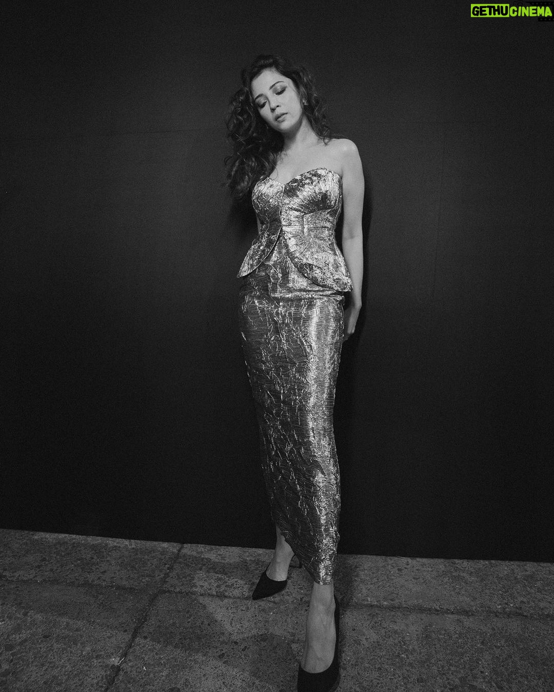 Barkha Singh Instagram - Not me trying to imply 🧯 📸 @kaustubhmm Styled by @aesana0710 Wearing @labelriya Jewellery @karishma.joolry @dipublicrelations Hair by @tanzz__1910_ Make up by yours truly #cosmo #cosmoindia #cosmobloggerawards #glamnight #ootn #metallic #photodump