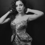 Barkha Singh Instagram - Not me trying to imply 🧯 📸 @kaustubhmm Styled by @aesana0710 Wearing @labelriya Jewellery @karishma.joolry @dipublicrelations Hair by @tanzz__1910_ Make up by yours truly #cosmo #cosmoindia #cosmobloggerawards #glamnight #ootn #metallic #photodump