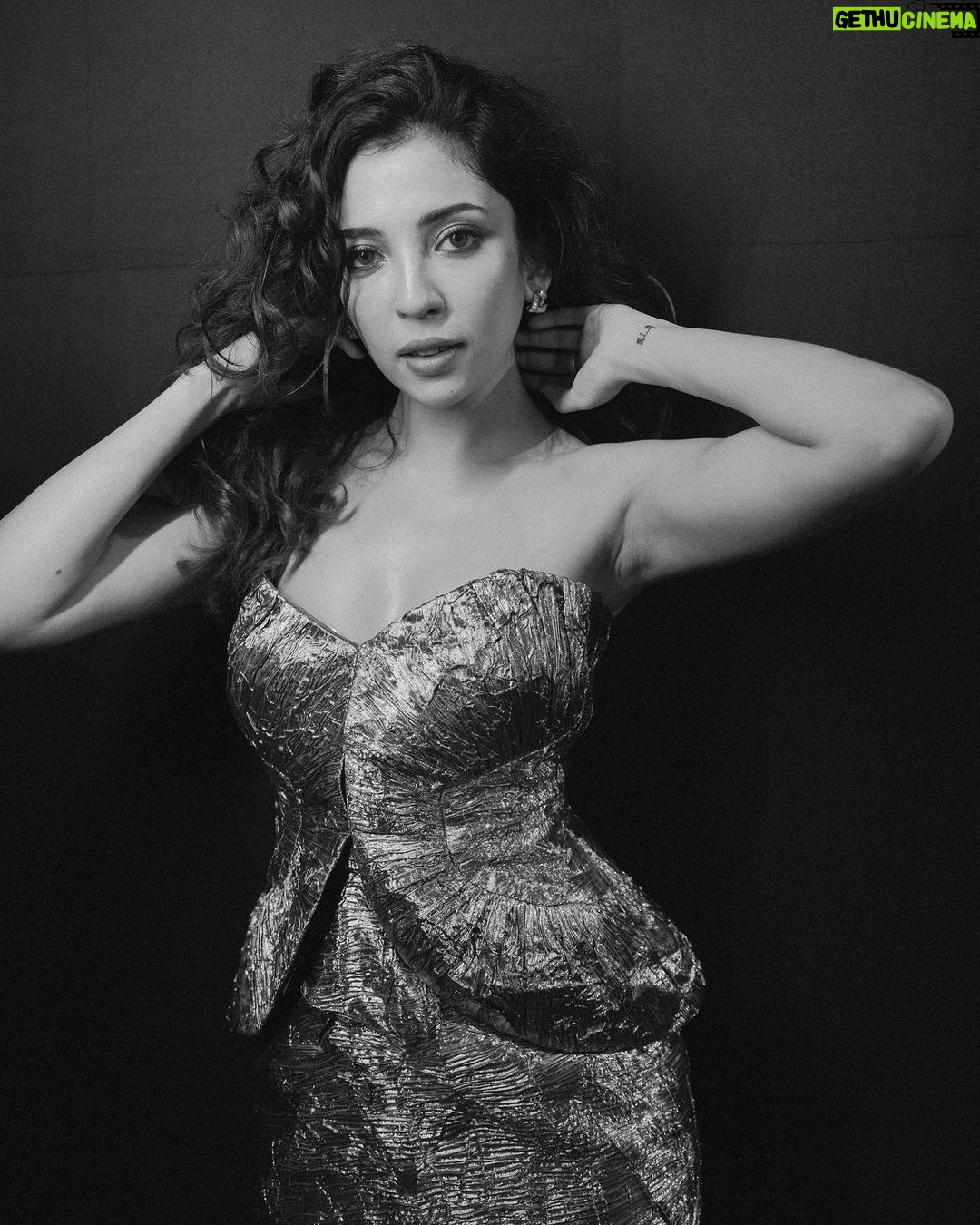 Barkha Singh Instagram - Not me trying to imply 🧯 📸 @kaustubhmm Styled by @aesana0710 Wearing @labelriya Jewellery @karishma.joolry @dipublicrelations Hair by @tanzz__1910_ Make up by yours truly #cosmo #cosmoindia #cosmobloggerawards #glamnight #ootn #metallic #photodump