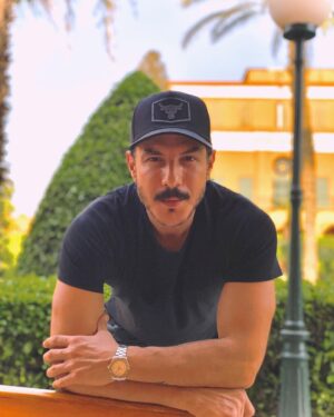 Bassel Khayyat Instagram - المعنى في قلب الشاعر ..ليس حكرا عليه وحده 
ولا شو رأيكن ...والمعنى في قلب الشاعر 👁
تحياتي لكم كل الحب #باسل_خياط  #basselkhaiat  #trust  #love 
@cairomarriott
