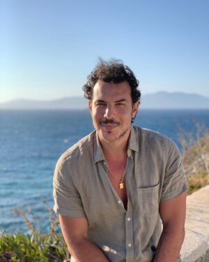 Bassel Khayyat Instagram - حكايات تتلى نعيش بعضها نسمع عن أخرى وربما نشاهدها…من منا بلا حكاية ؟
#باسل_خياط  #basselkhaiat  #peace  #love  #motivation