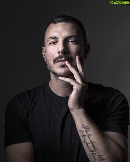 Bassel Khayyat Instagram - Sometimes in the winds of change, we find true direction ♠️ أحيانًا في وسط رياح التغيير، نعثر على اتجاهنا الصحيح #basselkhaiat #mood #gentlemanstyle #dubai #photoshoot #behindthescenes #actor #quoteoftheday #باسل_خياط Dubai, United Arab Emirates