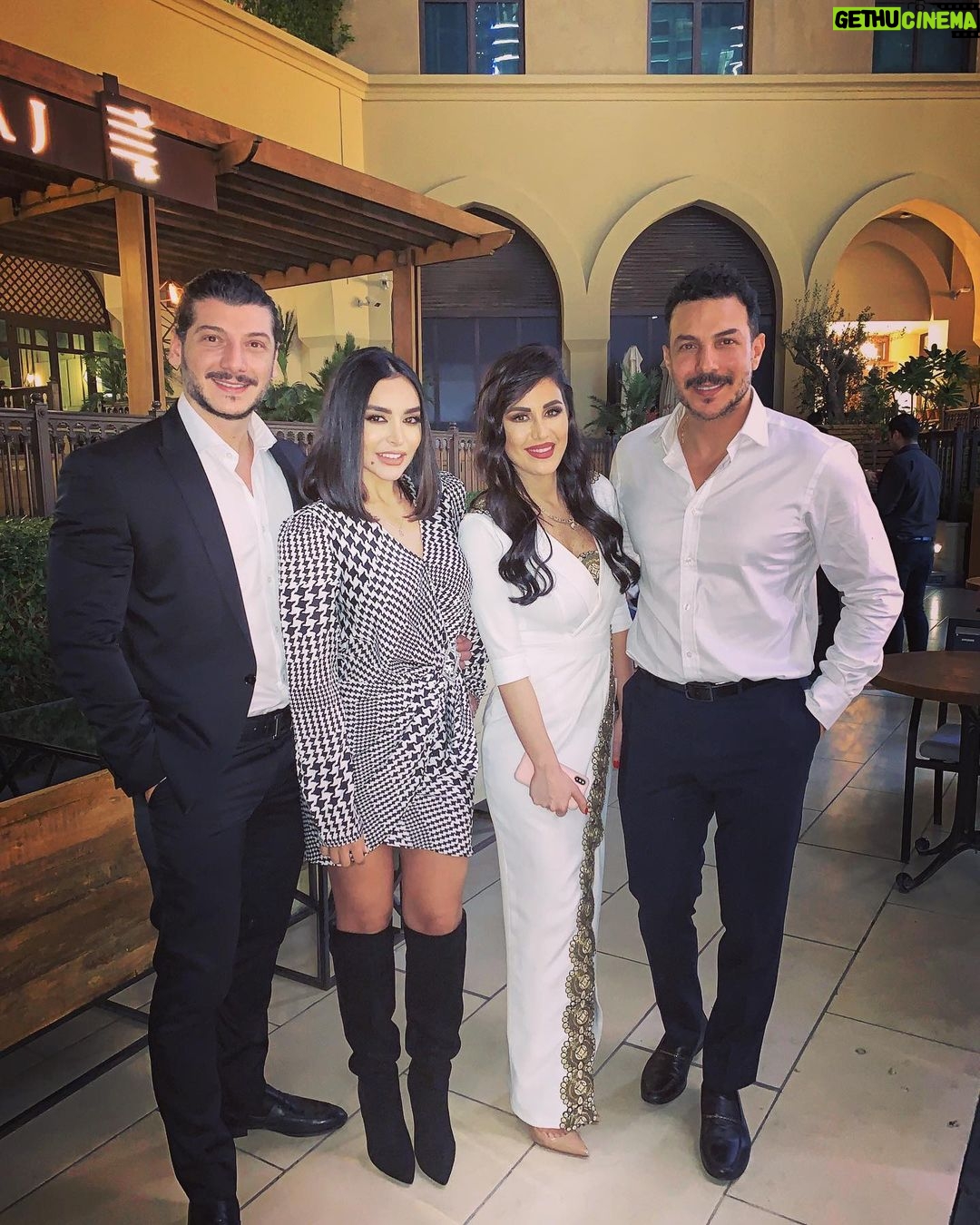 Bassel Khayyat Instagram - الله يعطيكم الصحة والخير والفرح ويخليكن لبعض الف مبروك ونشالله العمر كلوا بتكونوا مبسوطيين #basselkhaiat #باسل_خياط #فرح #family #love #الحب #brother @sirajrestaurant