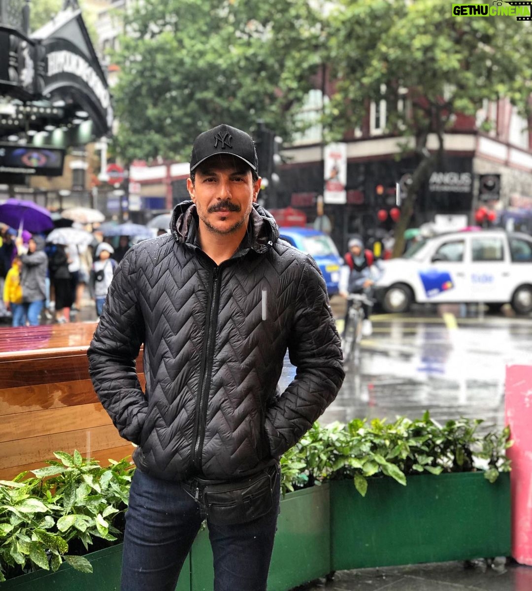 Bassel Khayyat Instagram - برد وشوب كيف ظبطت مابعرف 🤗✋يسعد أيامكم يارب #basselkhaiat #bassel_khaiat #باسل_خياط #london #motivation #i_like_london_in_the_rain #sport