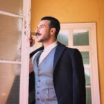 Bassel Khayyat Instagram – ياترى شو مخبى ورا هالشباك يايونس جبران؟وعلى شو عم تطلع👁⚜️👣؟#basselkhaiat #باسل_خياط #مسلسل_الكاتب_رمضان_2019 #art #tv #حب #relax ⚜️☺️#lbc #abudhabi ضبيه بيروت