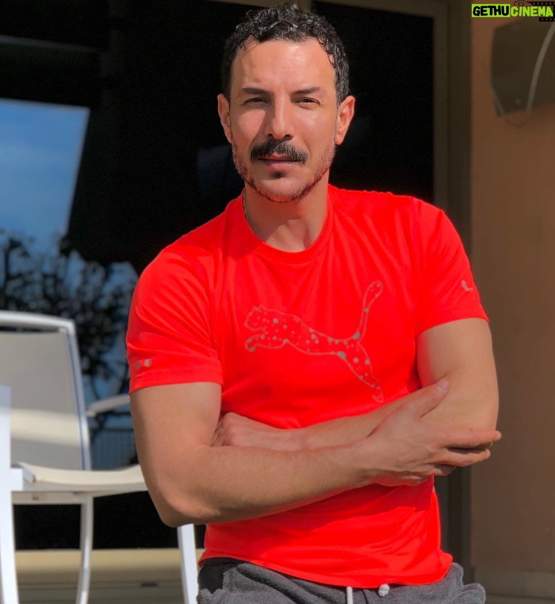 Bassel Khayyat Instagram - كل مين عندو مسؤوليات كتييير وضغوطات كتيير وكل حدا بيحاول يتجاوزا ويحلا حتى لو عحسابو هو شخصيا ببعض الأحيان ..لاقوا وقتكن الخاص..الخاص بيكل واحد لحالو ..حبوا حالكن لنحب الباقيين مع محبتي للجميع❤️❤️❤️#باسل_خياط #basselkhaiat #حب#motivation #sport #workout #family #art #syria #egypt #dubai #lebanon #تفائل #مسلسل_الكاتب_رمضان_2019 #goodmorning #peaceful Beirut, Lebanon