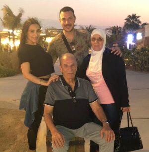 Bassel Khayyat Instagram - أبو باسل الله يخليلي ياك فوق راسي ..يطول ويطول الكلام الله يحميلي ياك ❤️❤️❤️❤️❤️#باسل_خياط #basselkhaiat #bassel_khaiat #love #family #syria #dubai