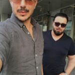 Bassel Khayyat Instagram - ظبطت اليوم من أول مرة الصورة مع أبو الريم :)))))#basselkhaiat #basselkhayat #باسل_خياط #أبوظبي #abudhabi #motivation #goodfriends #love#peace Abu Dhabi, United Arab Emirates