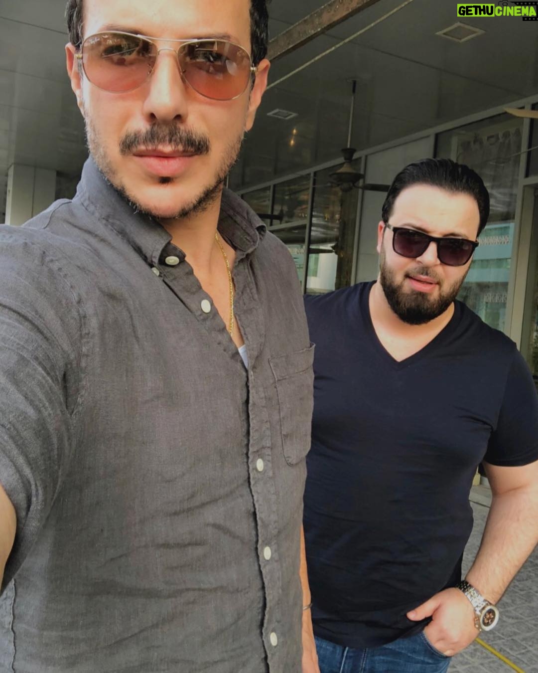 Bassel Khayyat Instagram - ظبطت اليوم من أول مرة الصورة مع أبو الريم :)))))#basselkhaiat #basselkhayat #باسل_خياط #أبوظبي #abudhabi #motivation #goodfriends #love#peace Abu Dhabi, United Arab Emirates