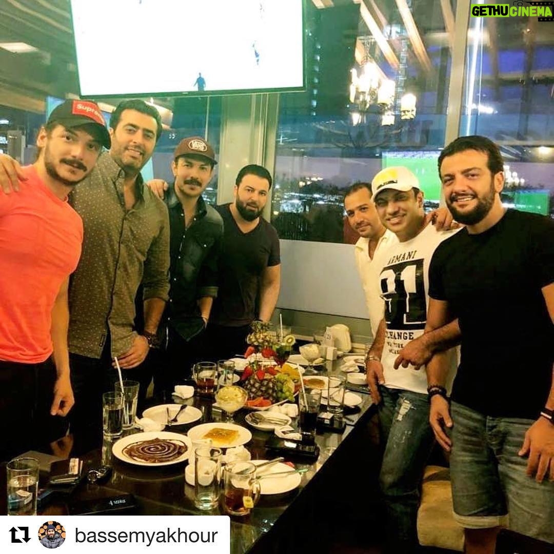 Bassel Khayyat Instagram - في مطعم الشرفة جمعتنا دائما مع كل الحبايب👍👍👍👍👍