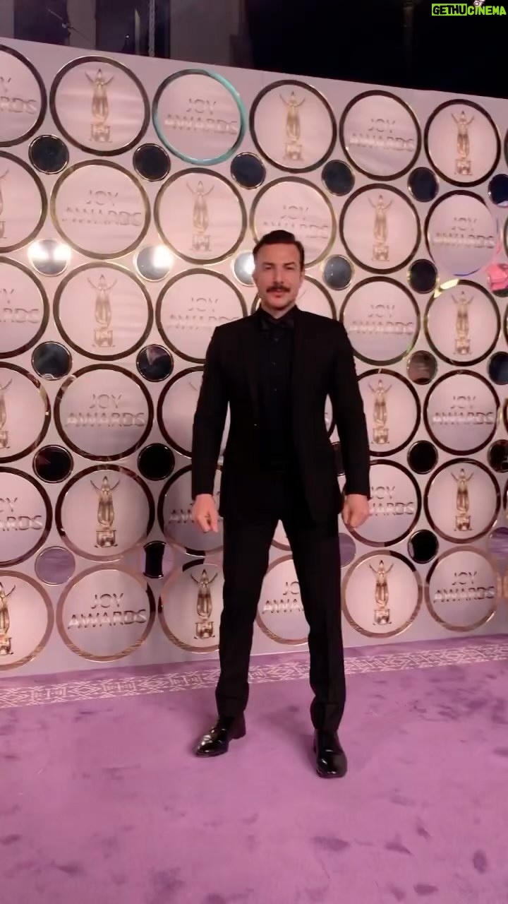 Bassel Khayyat Instagram - تشرفت بوجودي في حفل #joyawards في مدينة الرياض فالمملكة العربية السعودية حفل مبهر في تنظيمه وفعالياته.. حفل عالمي المستوى بامتياز ..كل الشكر لصناع الترفيه والقائمين عليه ولكل من ساهم في تنظيم وانجاح هذا الحفل #موسم_الرياض @riyadhseason stylist: @cedrichaddad Suit: @dior