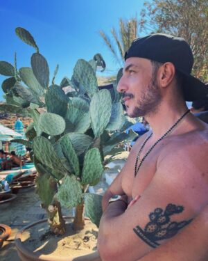 Bassel Khayyat Instagram - Where past meets present🤍🤍🤍it’s kind of magic and harmony 
نشوة التقاء الماضي بالحاضر ..🤍🤍🤍