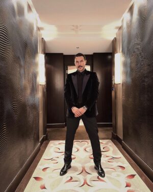 Bassel Khayyat Instagram - Yesterday at the #JoyAwards 💜
Stylist: @cedrichaddad
Jewelry: @tiffanyandco