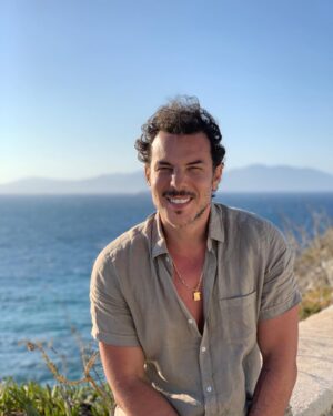 Bassel Khayyat Instagram - حكايات تتلى نعيش بعضها نسمع عن أخرى وربما نشاهدها…من منا بلا حكاية ؟
#باسل_خياط  #basselkhaiat  #peace  #love  #motivation