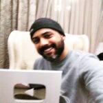 Bassem Hamraoui Instagram - اليوم تسلمت الدرع الفضي من ادارة اليوتيوب 😍 نحب نشكر الناس الكل الابوني في القناة متاعي الي في رقم قياسي عملنا مائة الف مشترك... يعطيكم الصحة بفضلكم تسلمت الدرع و فرحت برشا و انشاء الله القناة الجديدة تكبر و انجمو من خلالها نعديو برشا حاجات حلوة للمتابعين متاعنا... رابط القناة في البيو ❤️ و بعد العيد نرجعوا لبرنامج السنكوح بإذن الله Youtube Channel