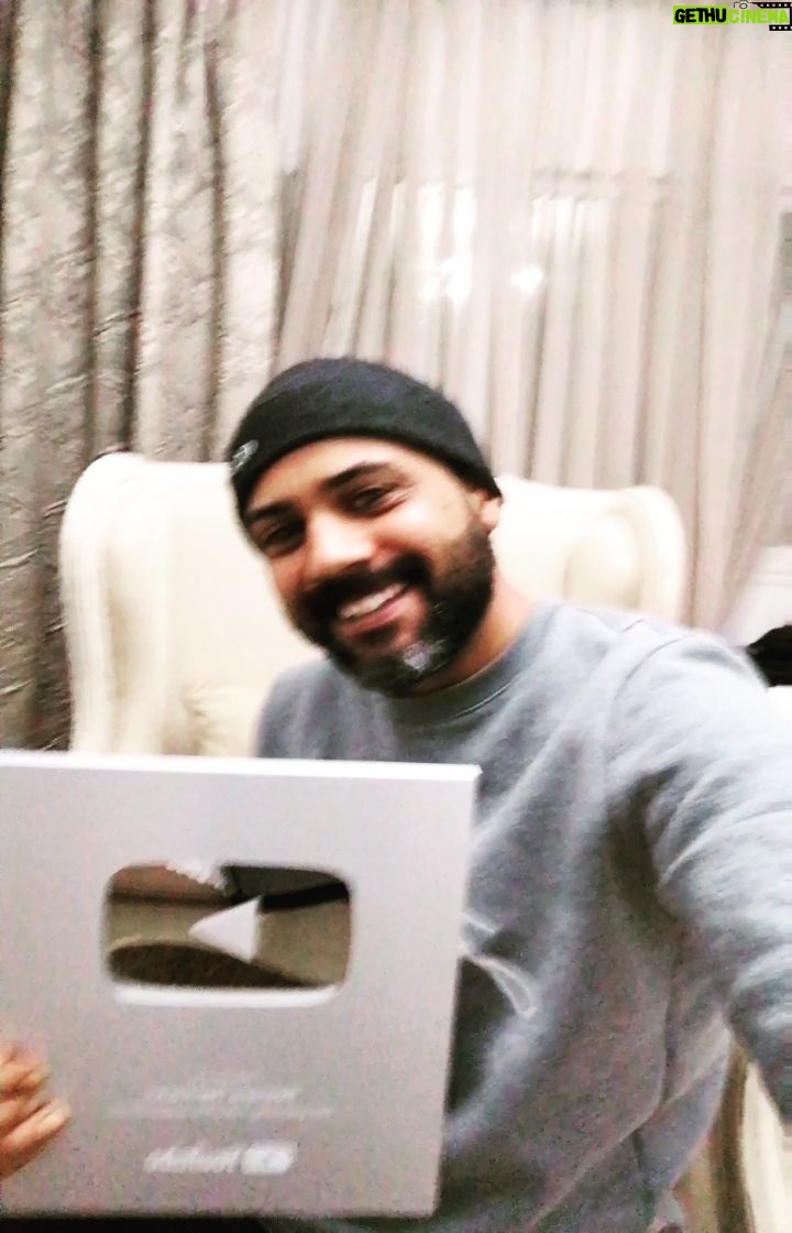 Bassem Hamraoui - 14.9K Likes - اليوم تسلمت الدرع الفضي من ادارة اليوتيوب 😍 نحب نشكر الناس الكل الابوني في القناة متاعي الي في رقم قياسي عملنا مائة الف مشترك... يعطيكم الصحة بفضلكم تسلمت الدرع و فرحت برشا و انشاء الله القناة الجديدة تكبر و انجمو من خلالها نعديو برشا حاجات حلوة للمتابعين متاعنا...
رابط القناة في البيو ❤️
و بعد العيد نرجعوا لبرنامج السنكوح بإذن الله
