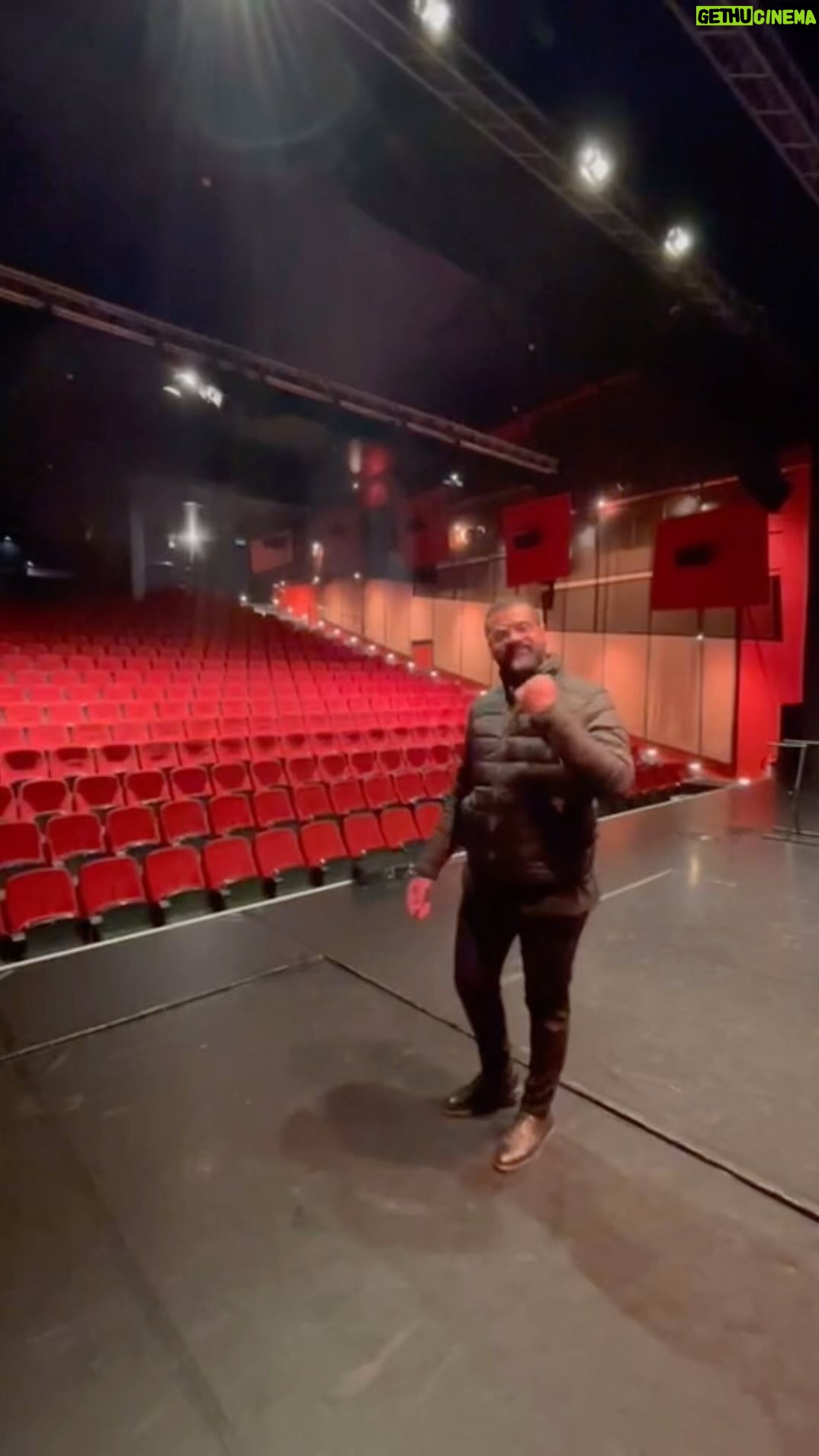 Bassem Hamraoui Instagram - نهاية اسبوع حافلة مع مسرحية المايسترو 🥰🥰🥰شكرًا على حضوركم و لقائكم دائما متعة و بهجة للقلب❤️ ربي يحفظكم اين ما كنتم 🤲🤲#theatre #théâtre #public #comedia #comedie #elmaestro #motivation #motivational #motivação s